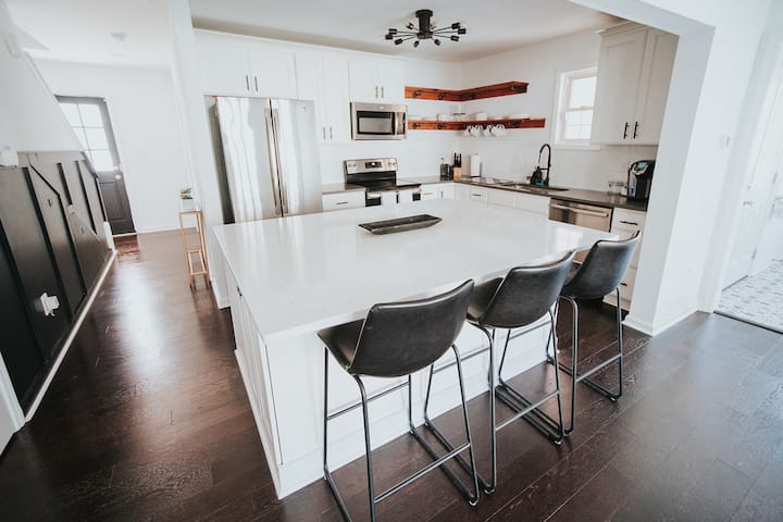 Stylish & Modern-2 Mins Away From Downtown Raleigh - Raleigh, NC
