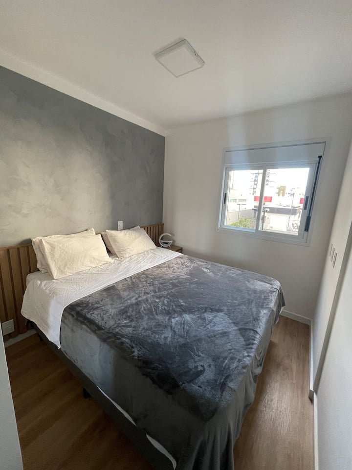 Spálňa s manželskou posteľou Queen, klimatizáciou a zatemneným oknom 