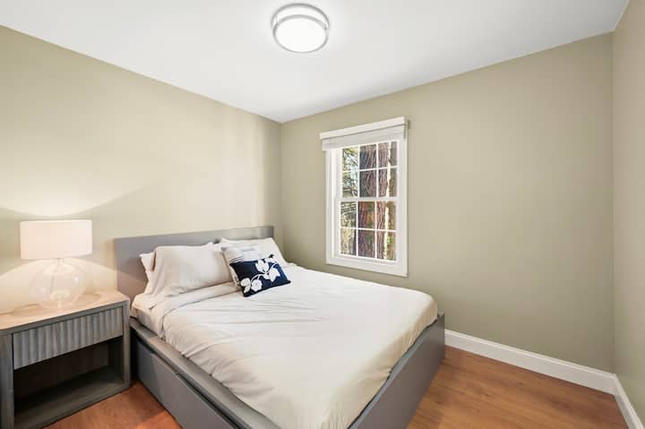 Habitación acogedora con una cama cómoda, luz natural suave, televisión inteligente, cortinas opacas y un ambiente tranquilo, ideal para una noche de sueño reparador. Ideal para huéspedes que disfrutan de estancias prolongadas en Doraville mientras exploran Atlanta.
