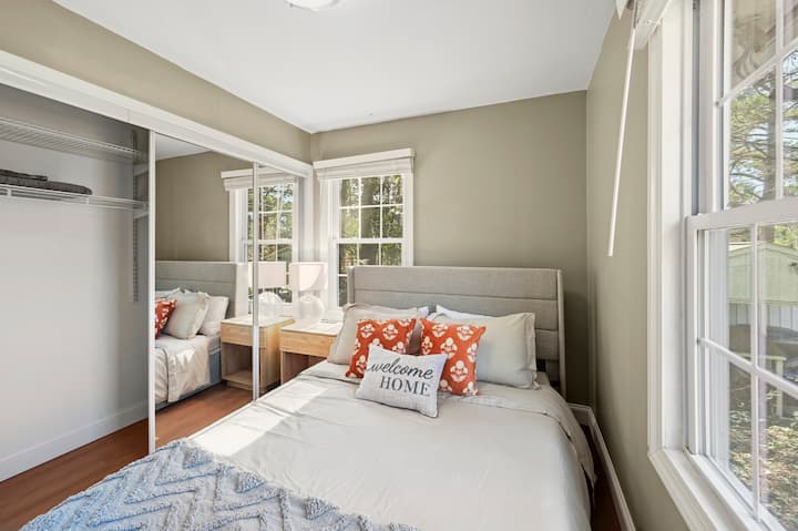 Cómoda habitación n.º 3 con una acogedora cama queen, televisión inteligente, cortinas opacas, mucha luz natural y armario para estancias más largas. Un espacio tranquilo y relajante perfecto para los huéspedes que visitan Doraville y exploran Atlanta cercana