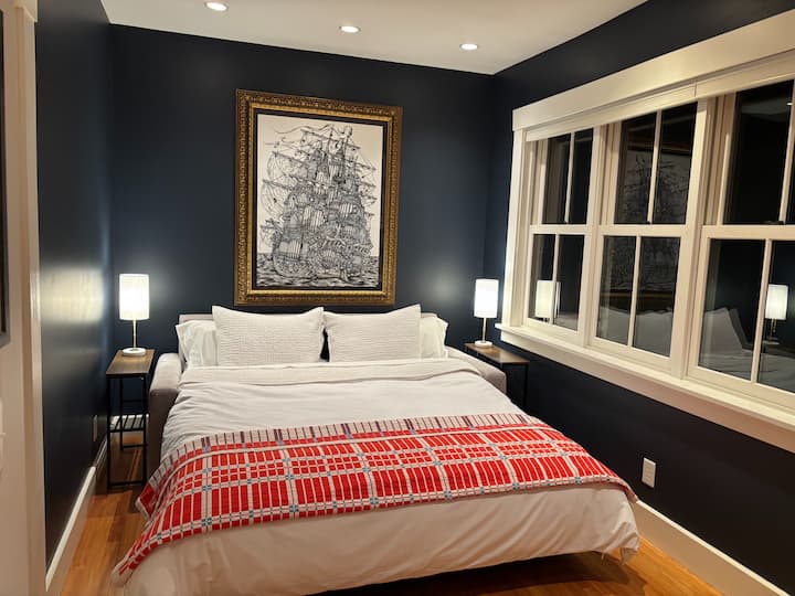 مكتب/غرفة ضيوف في الطابق الأول تحتوي على أريكة نوم مريحة للغاية بحجم كوين (على شكل منصة)