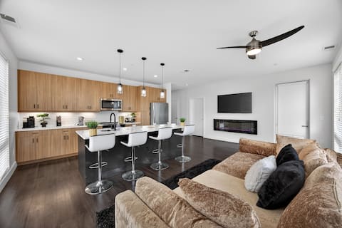 Popular Airbnb listing: Luxury Condo w/ Balcony Downtown Atlanta in Marietta Street Artery