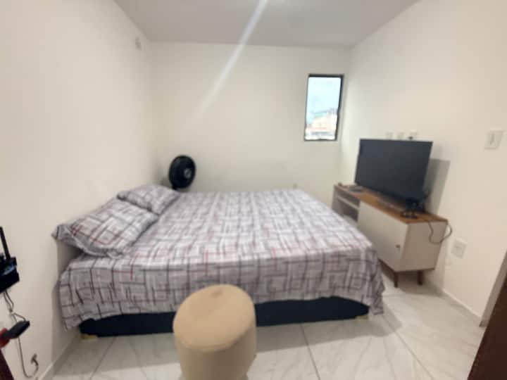 Quarto com suíte, tv smart com todos os canais liberados, Netflix, Globoplay, ducha quente.