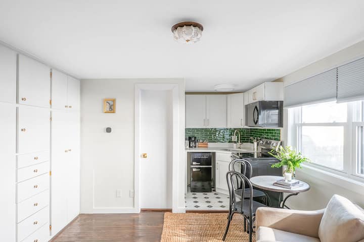 30+day, Beautifully Renovated Studio, Pets Ok - Madison, WI