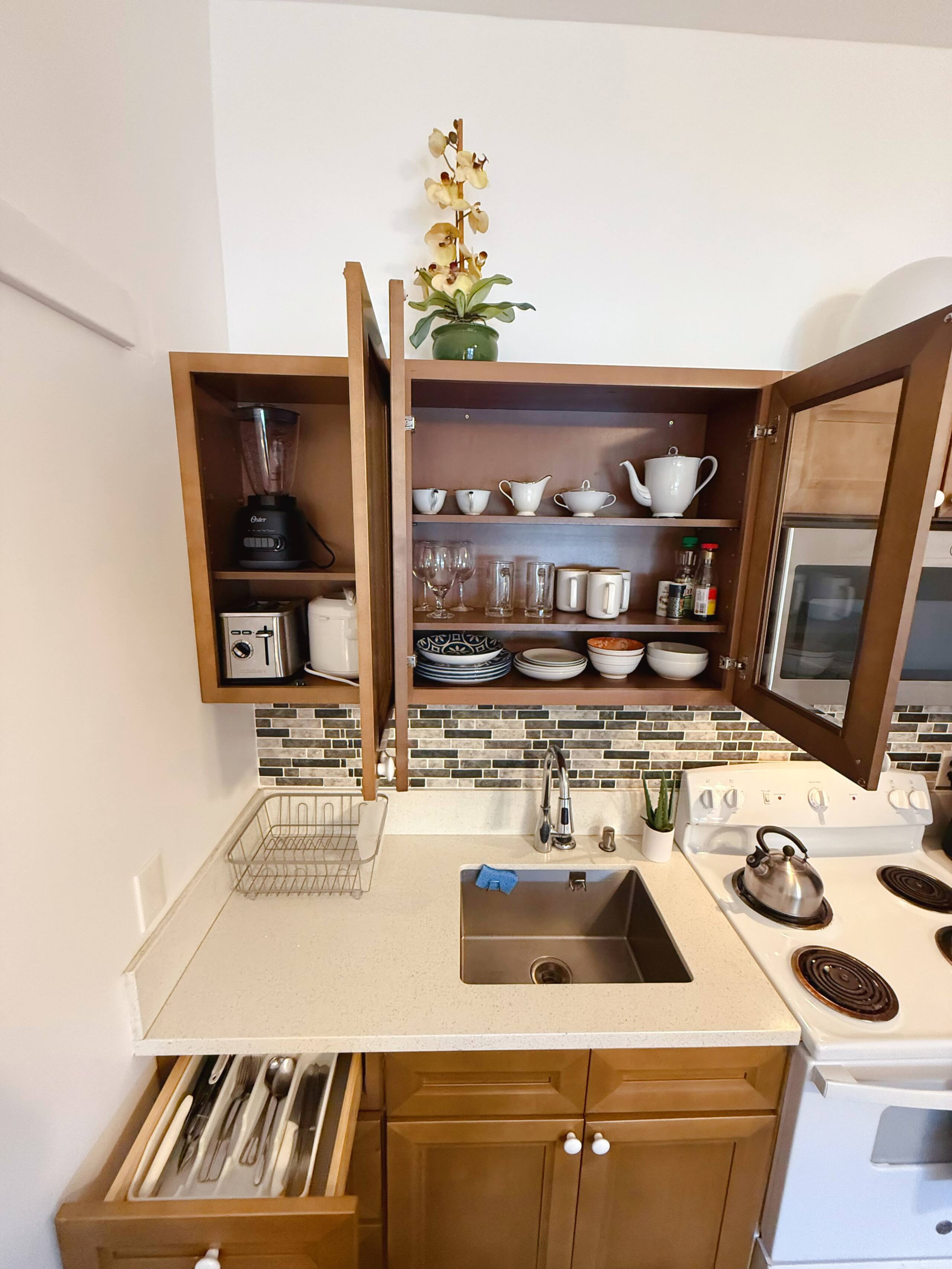 Hilo Town Condo with Pool & AC - Image 4