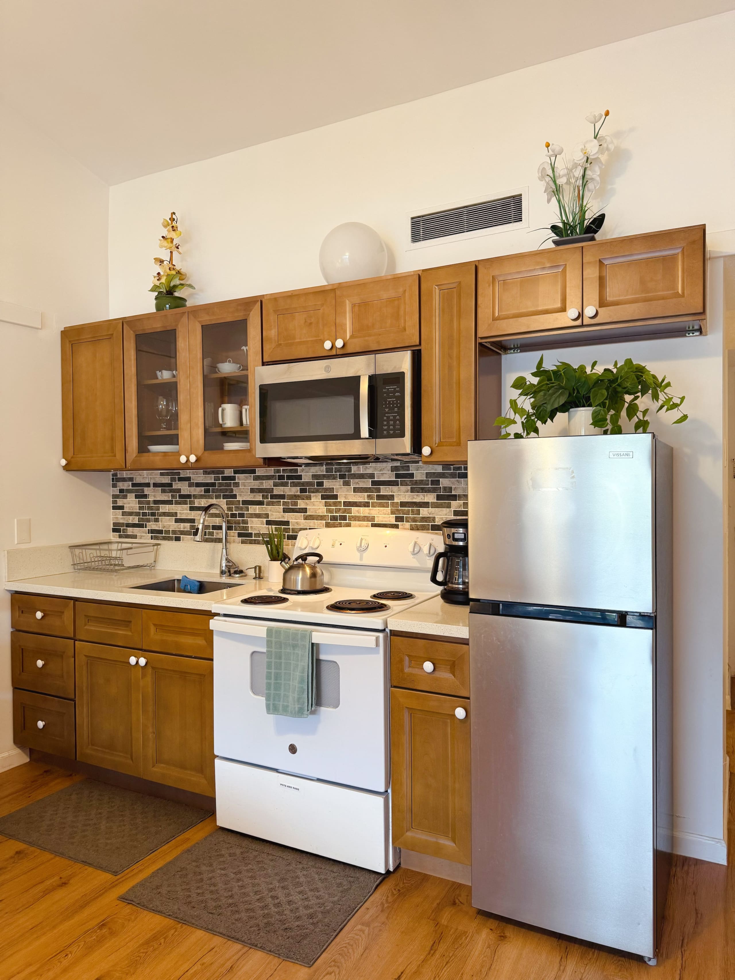 Hilo Town Condo with Pool & AC - Image 3