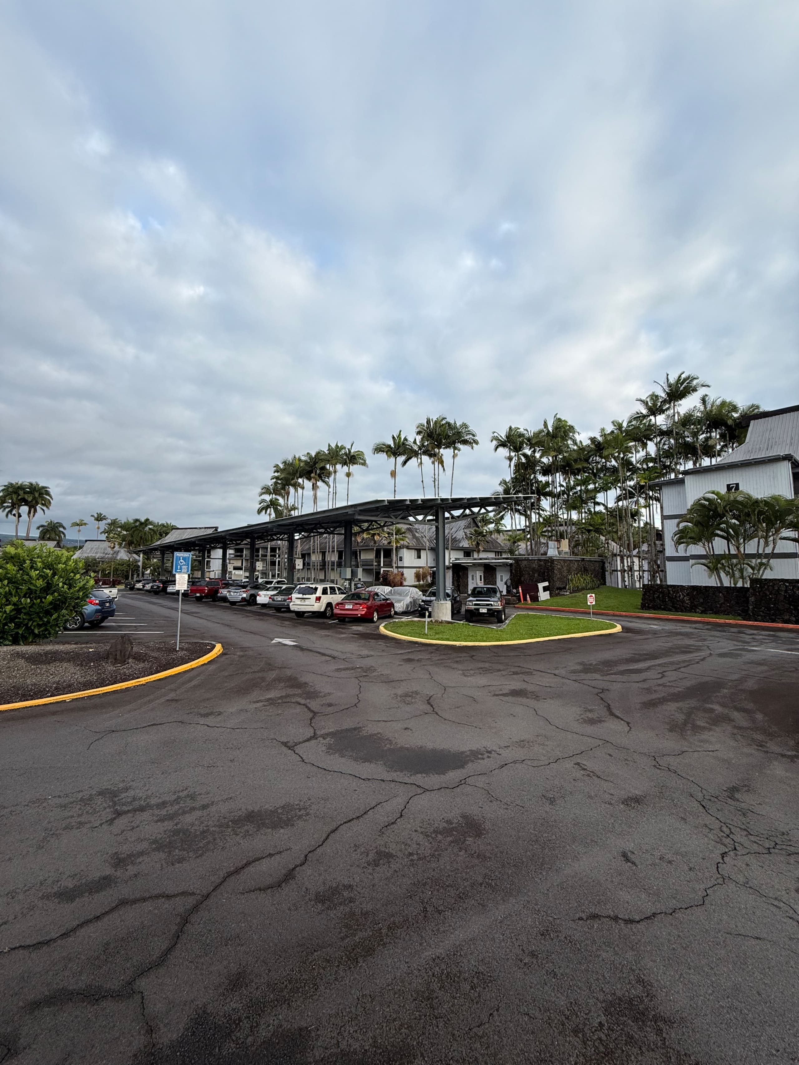 Hilo Town Condo with Pool & AC - Image 17