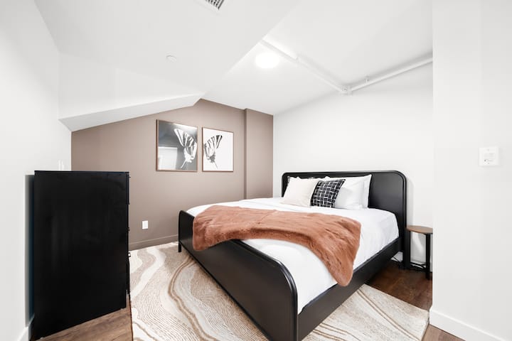 Despiértate renovado en la cama tamaño king ubicada en el área del loft.