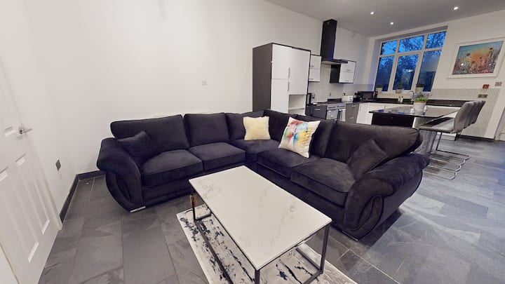 Spacious Modern Central 6-bed Home With Parking - Cornouailles