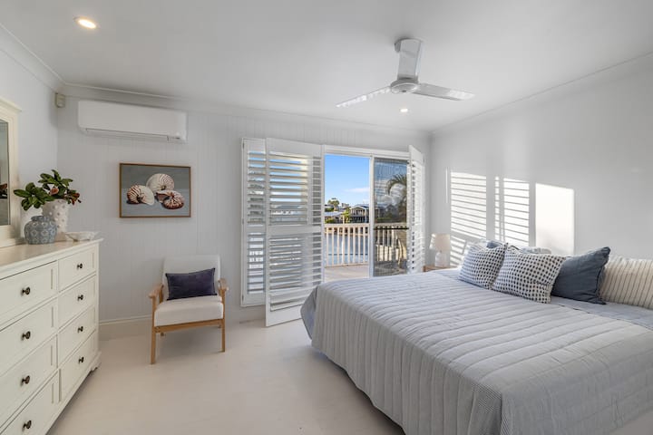 غرفة نوم رئيسية مع إطلالات على المياه