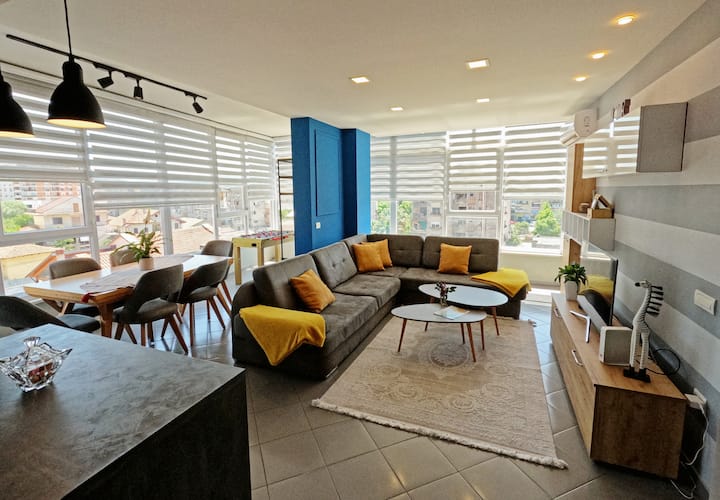 "Sunny Skyline Apartment" - Albanie