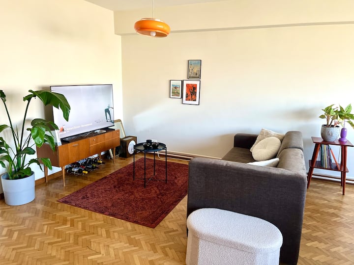 Waterfront Serenity: Spacious Stay Near Station - Gent