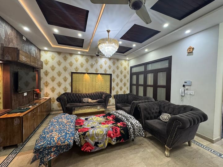 Luxurious 6-bedroom Family Home In Bahria - 拉哈爾