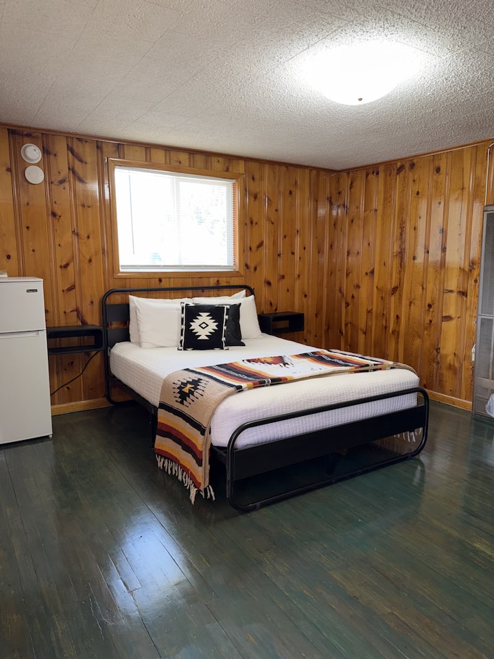 Room 4 At Bellamy's Haus - Red River, NM