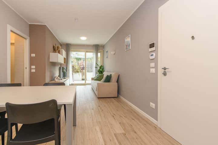 Garda Pearl Apartment - Pool Garage & Central Stay - Desenzano del Garda