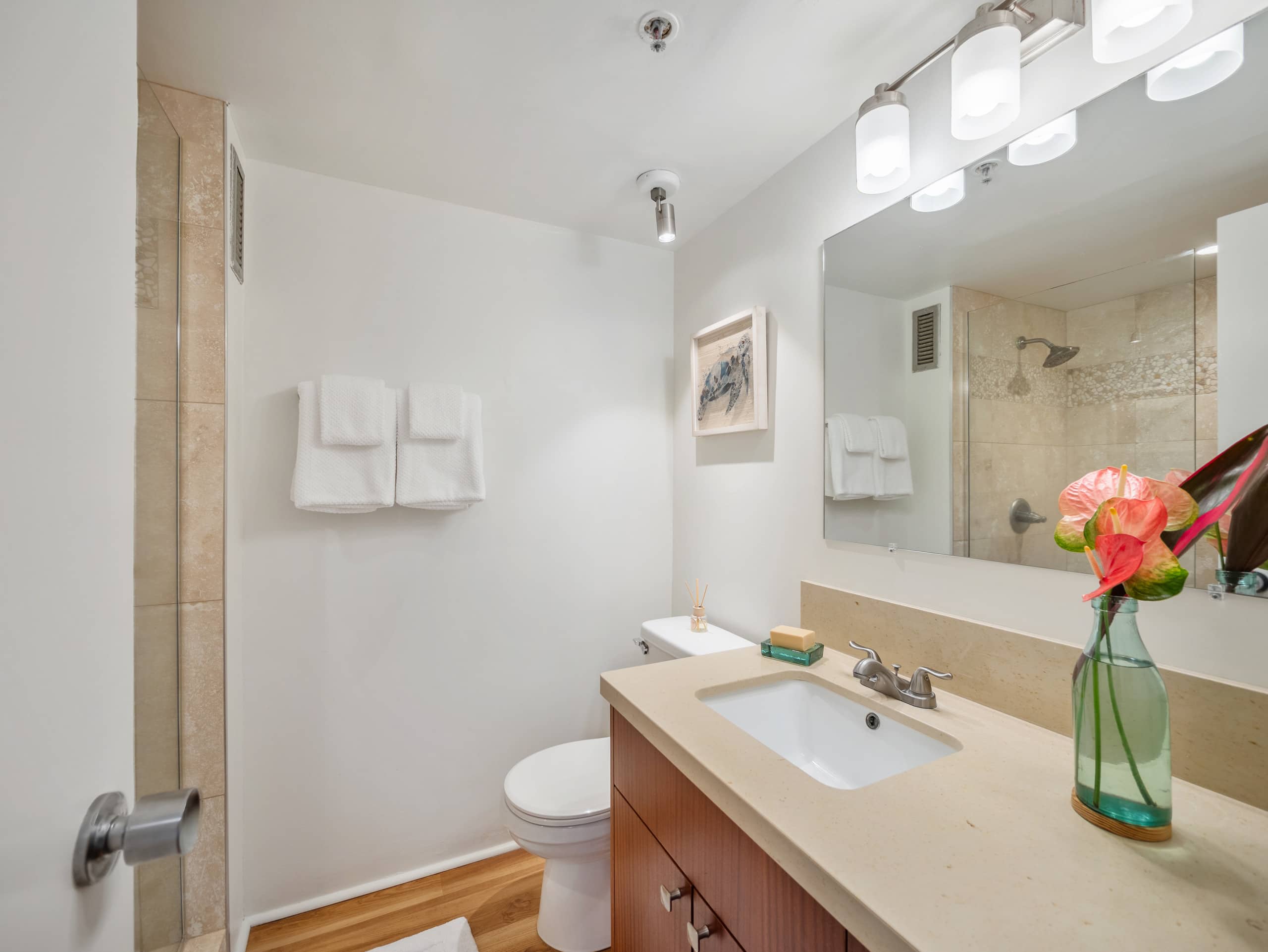 Chic Beachy Studio @Marine Surf w/Parking - Image 26