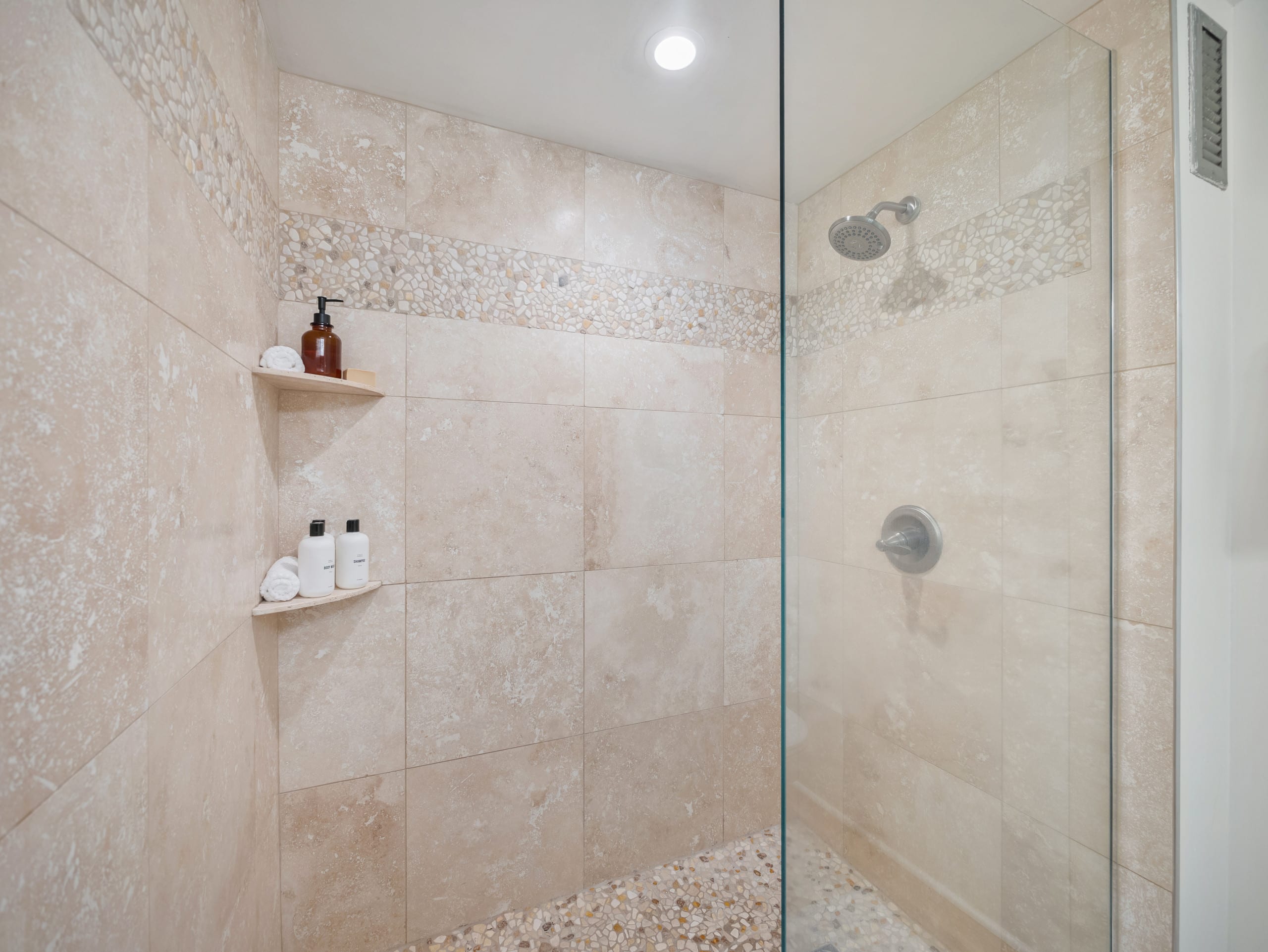Chic Beachy Studio @Marine Surf w/Parking - Image 27