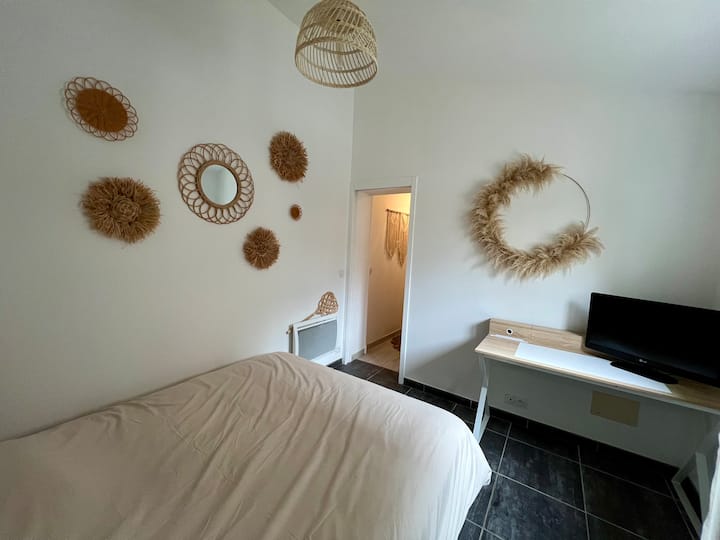 Habitación con cama de 160 cm, vestidor, escritorio y TV