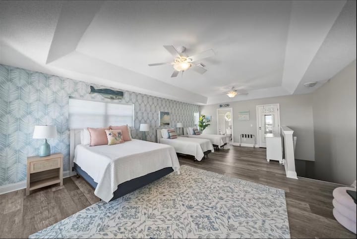 Steps From The Beach W/ Pool & Beach Gear Included - Panama City Beach, FL