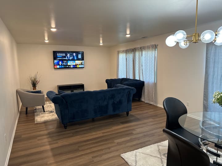 Modern Spacious 4br Retreat Near Lake Perris - Perris, CA