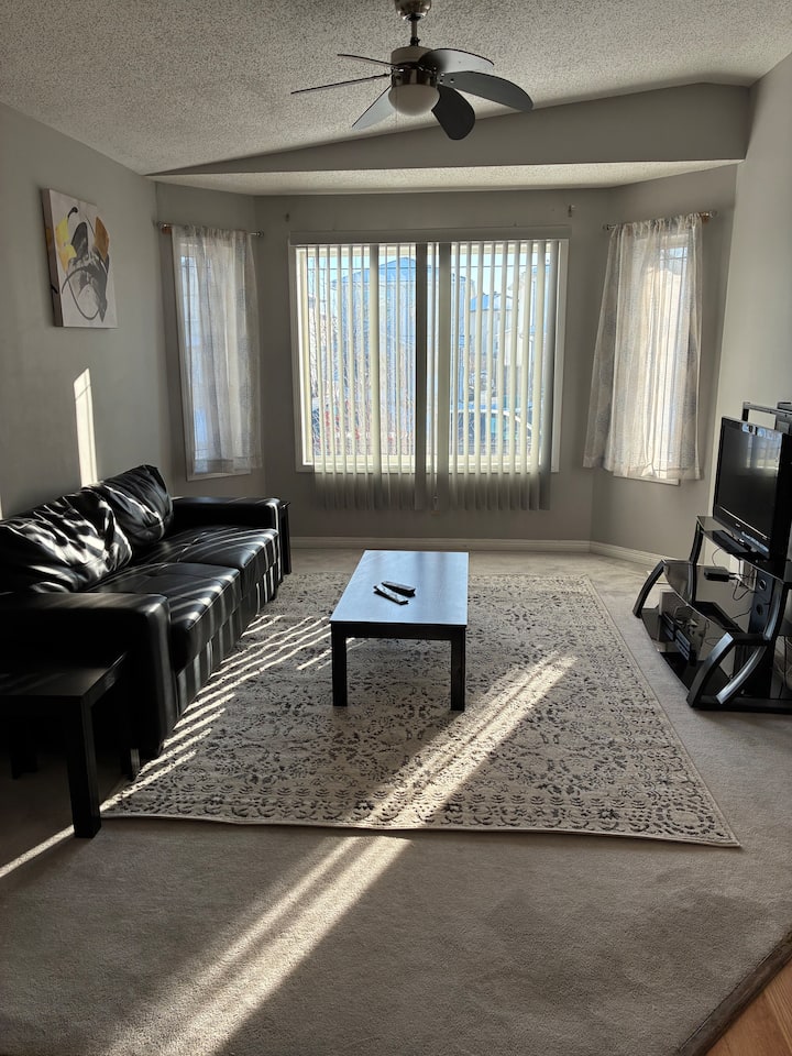 Home Away From Home, 3 Cozy Bdrs In Fort Mcmurray - Fort McMurray