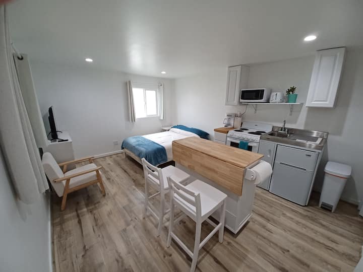 Charming Furnished Studio With Private Patio - Los Ángeles, CA