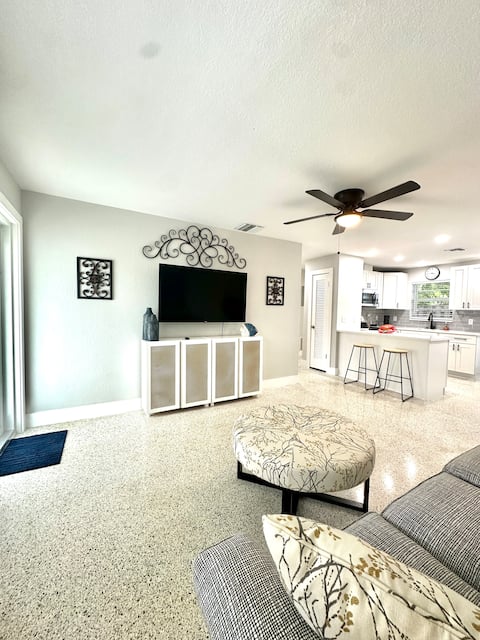 Top performing Airbnb: Feel the Breeze in our Coastal Bungalow. in Lake Worth Beach