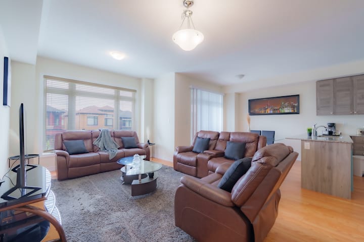 Elegant Home Near Toronto | 2br + Den | Sleeps 6 - Brampton