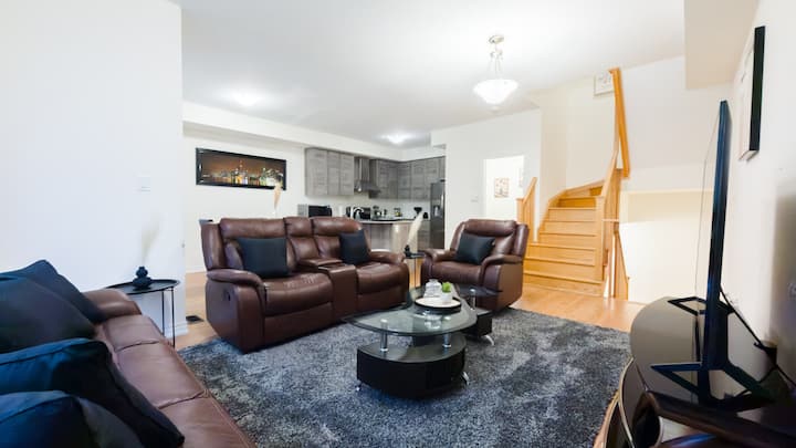 Luxury 2br +Den Retreat | Sleeps6 | Modern & Quiet - ブランプトン