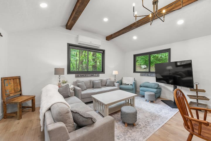 Kazi Acres: The Family Creekside Retreat - Youngstown, PA