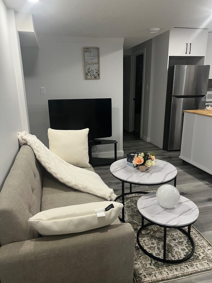 Great Place To Stay. Clean Cozy, Closer To Yyc - Calgary