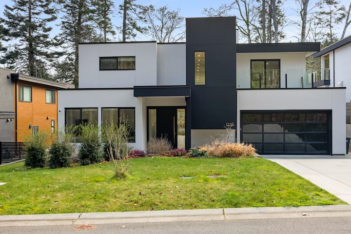 Elevated Luxury - Saanich