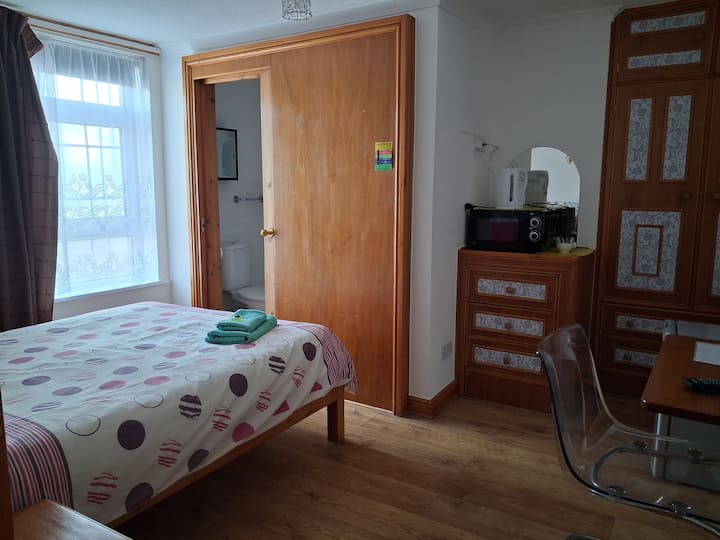 Spacious Double Room With Ensuite& Private Parking - Gloucester