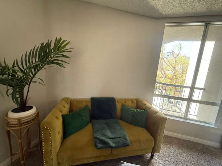 Hollywood 2br W/rooftop Pool Parking Stunning View - West Hollywood, CA