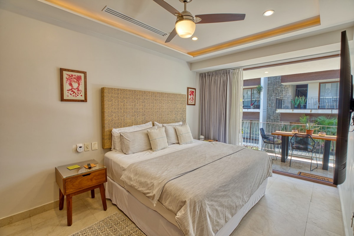 غرفة نوم مريحة للغاية مع سرير بمقاس كينج.