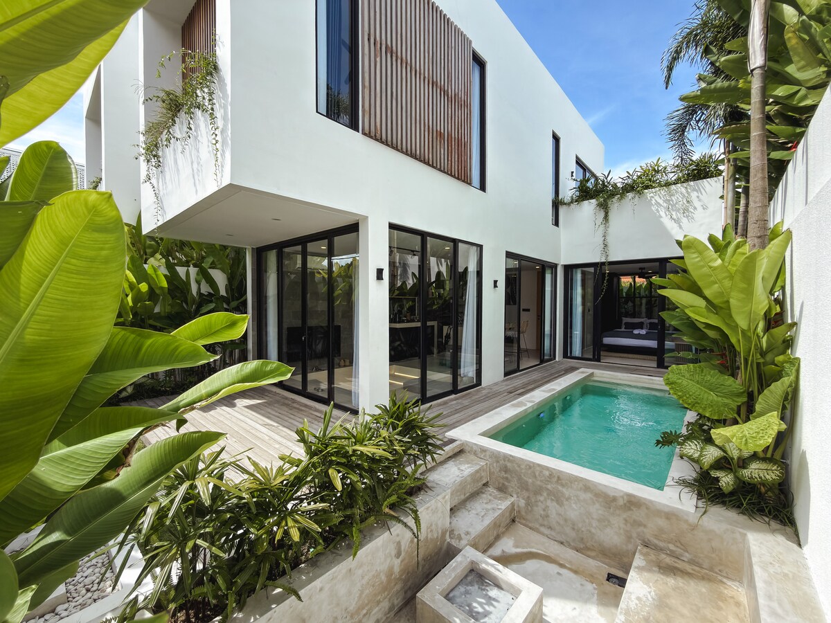 Villa in Mengwi · 3 bedrooms · 3 beds · 2 private baths, comparable Airbnb