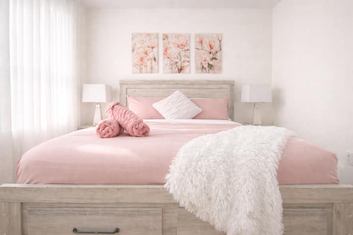 Dormitorio n.º 2: los detalles en rosa pálido y la luz suave aportan calidez y un confort refinado a este acogedor refugio.