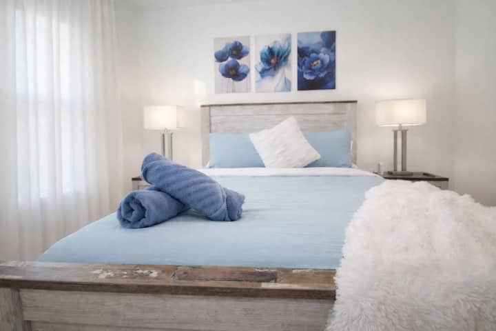 Dormitorio n.º 3: Tonos azules suaves, texturas en capas y cortinas que filtran la luz crean un refugio tranquilo diseñado para un descanso profundo.