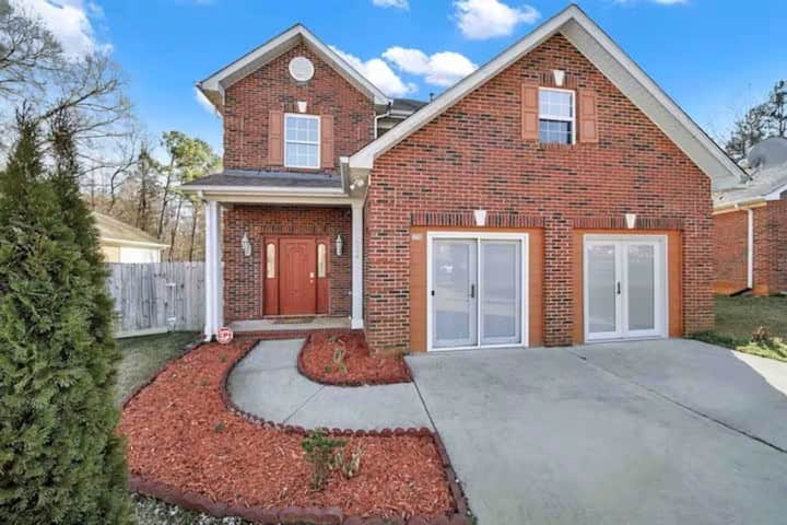 Spacious 3-bedroom Home With Private Wooded Yard - Charlotte, NC