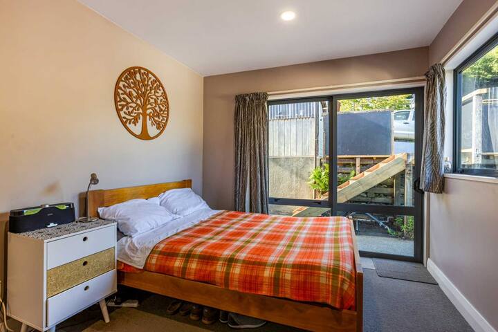 Реновирањето е во тек! Завршување во средината на март 2026 година. Оваа соба е свежо обоена и модернизирана. Наскоро ќе бидат поставени ажурирани професионални фотографии. 
оваа соба има сопствен надворешен пристап до главната тераса со хидромасажната када