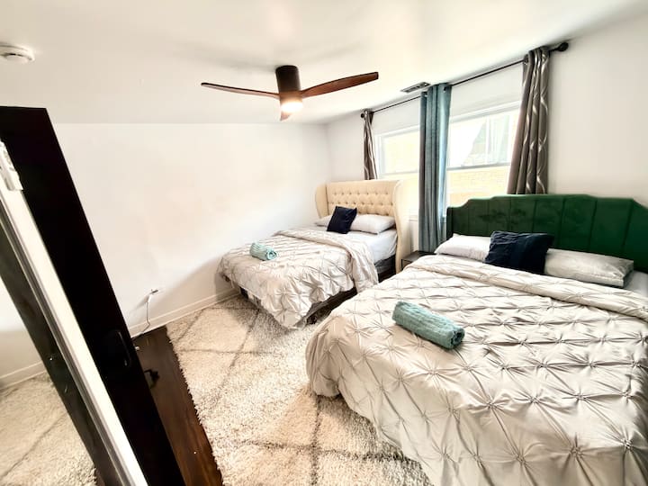 Entire Apartment | 4 Bedrooms 5 Beds | Sleeps 10+ - Chicago, IL