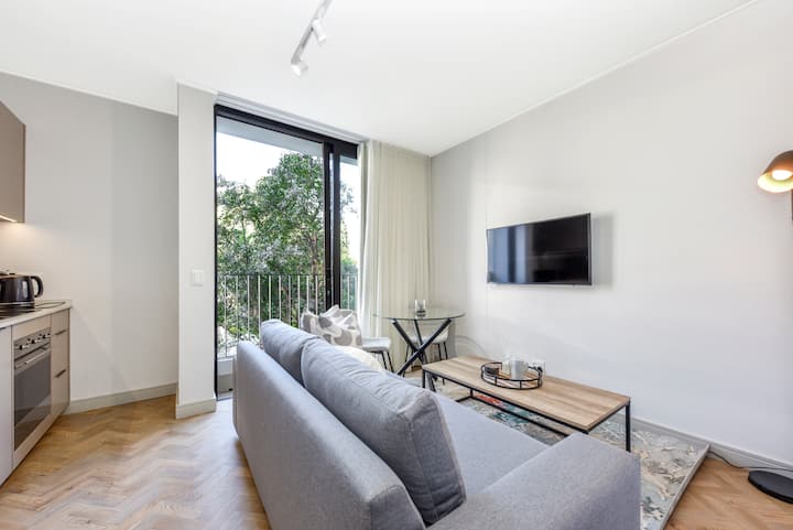 Stylish City Pad In Rosebank - Johannesburg