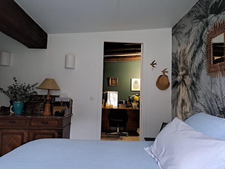Habitación en la planta baja, cama de 140 cm (comunicada con la sala de estar, que cuenta con un sofá azul modular)