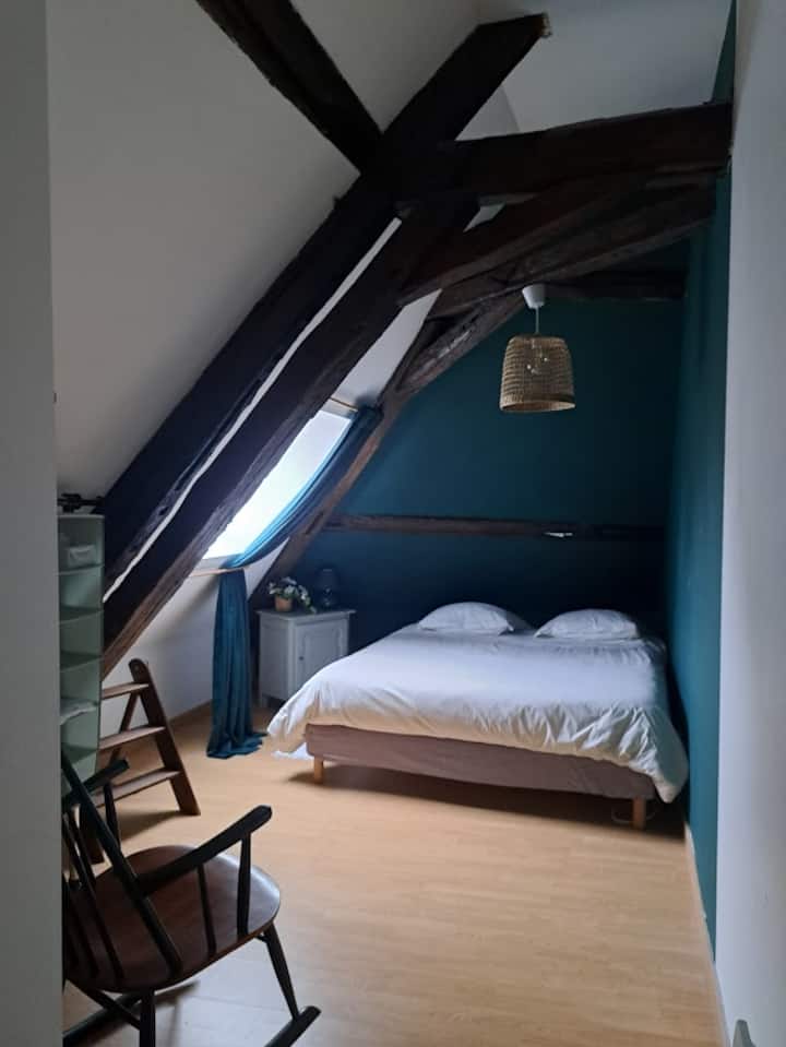 Habitación en el piso de arriba, cama de 160 cm.