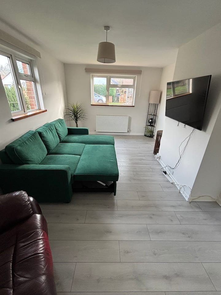 2 Bed Flat Near Cheltenham & Gloucester - Cheltenham