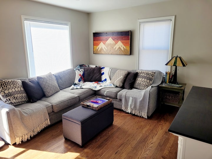 Cozy Home Centrally Located -Aksarben, Omaha, Ne - Omaha, NE