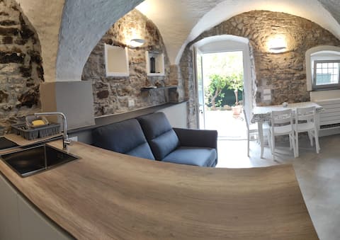 Proprietà Airbnb di successo: Rustic in the village of Poiolo, 1km from the sea. a San Bartolomeo Al Mare