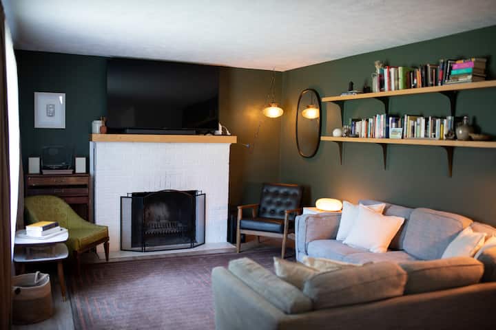 Dog-friendly Quaint Home - Benton Harbor, MI