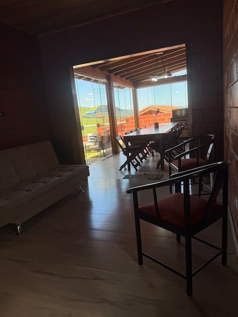 Imóvel de sucesso: 3 bedrooms, 2 en-suites + hot tub, near São Roque em Mairinque