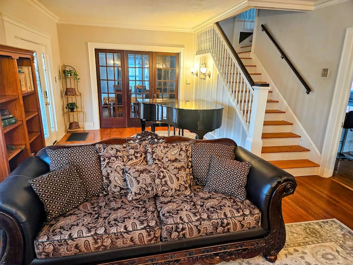 Grand Heritage Home: Steps From Lake Carlsbad - Carlsbad, NM